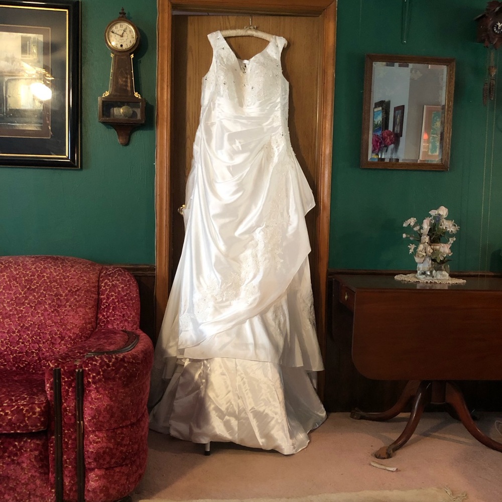 Caekee satin wedding dress.  Plus size 22. Never worn.  In perfect condition.